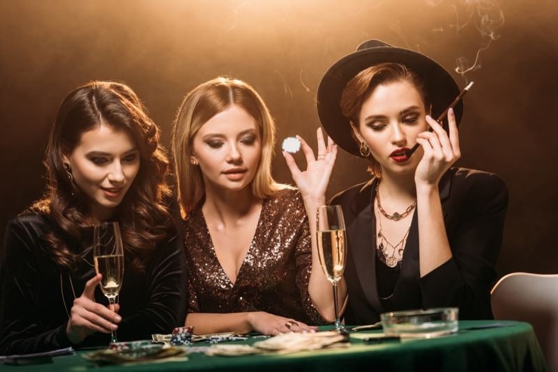 Demonstrasi tampilan dealer langsung pada layar mobile dengan tabel blackjack dan kontrol interaktif